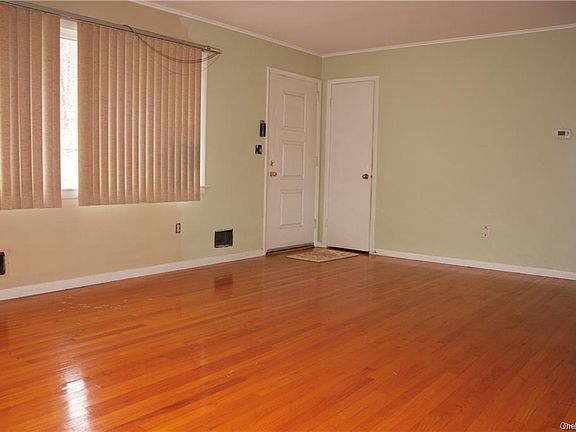 4th image of 14 Strawberry Hill Ln