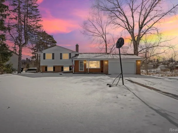 566 Eastridge Dr, Ortonville, MI 48462