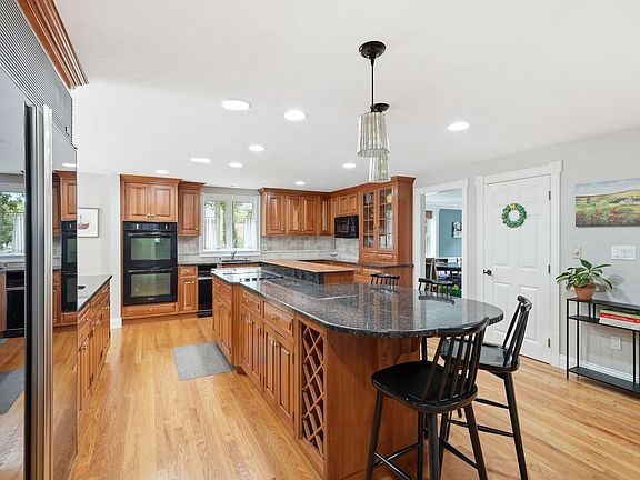 5th image of 351 Old Farm Rd