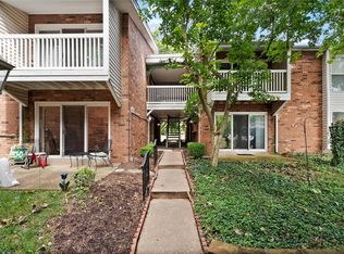 425 S Geyer Rd APT B, Saint Louis, MO 63122