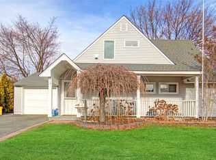 24 Bobwhite Ln, Hicksville, NY 11801