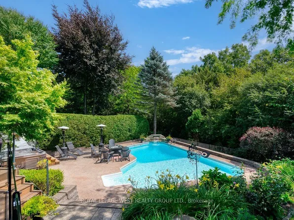 2293 Carpenters Cir, Oakville, ON L6M 3C6