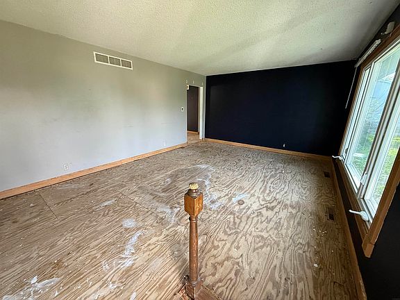 2nd image of 415 3rd St