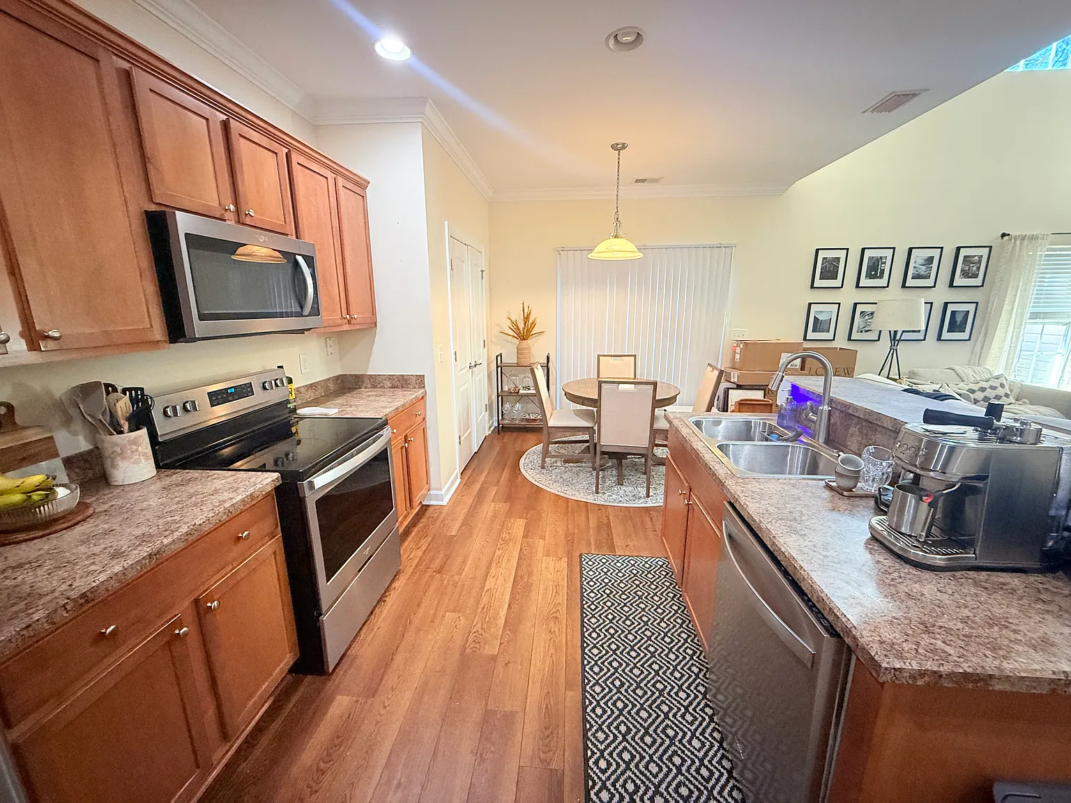 3 bed, 2.5 bath, 1851 sqft, $1,900 — Photo 4