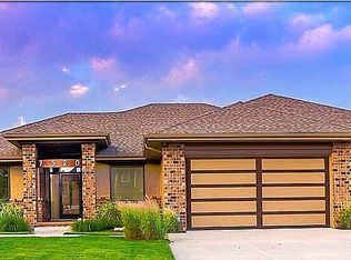 7520 Overview St, Papillion, NE 68046