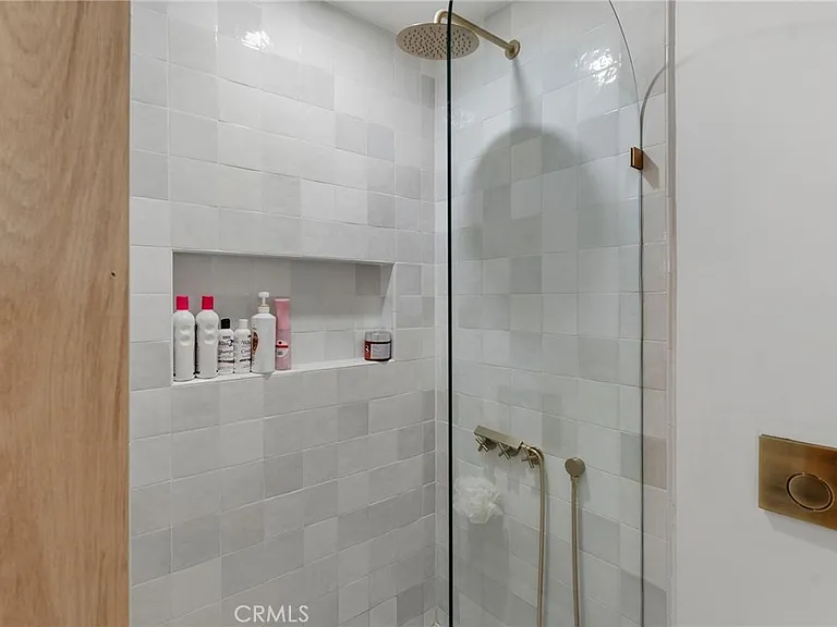 22960 Calvert St — Photo 36