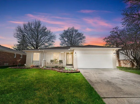46433 Plum Grove Dr, Macomb, MI 48044