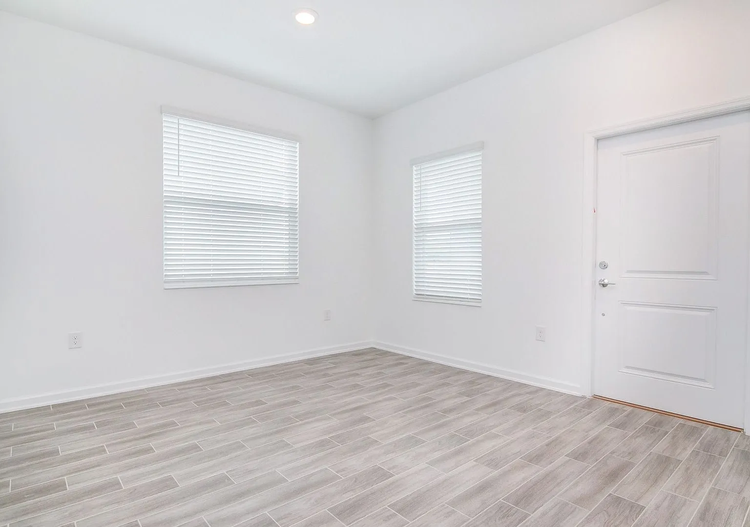 6 bed, 3.0 bath, 2634 sqft, $2,400 — Photo 3
