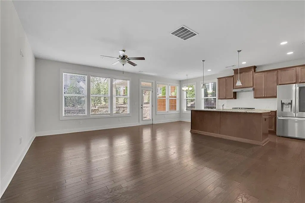 4 bed, 3.5 bath, 3400 sqft, $2,800 — Photo 3