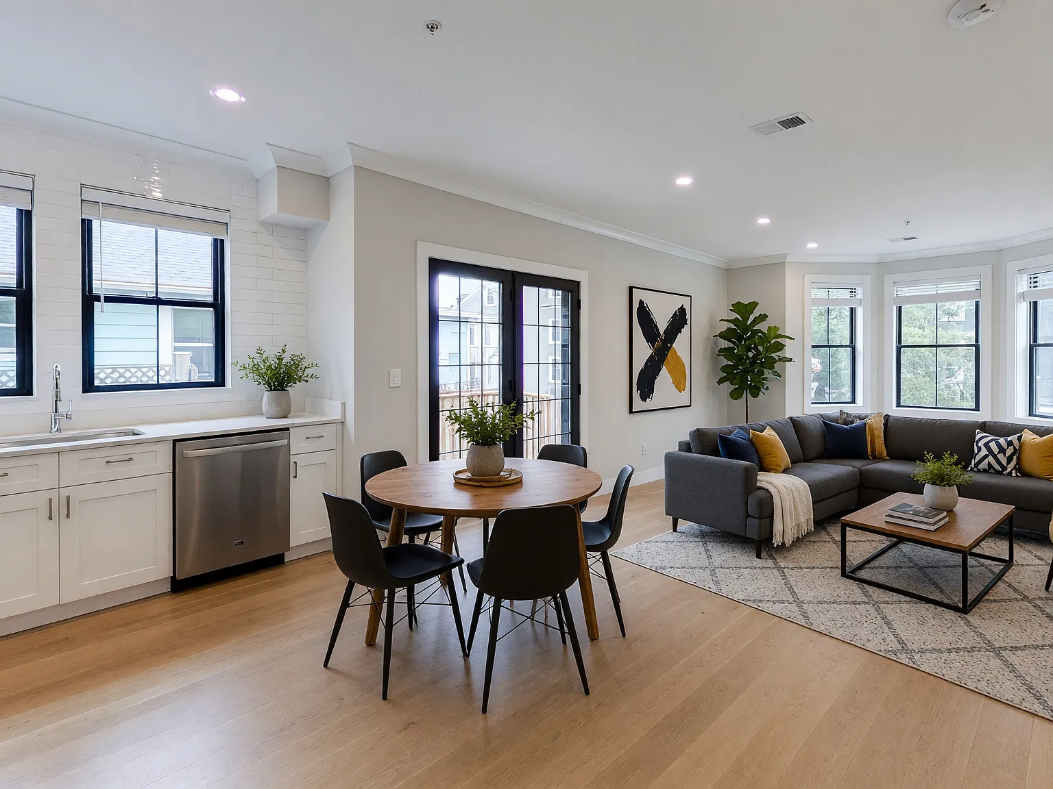 4 bed, 1400 sqft, $4,600 — Photo 1