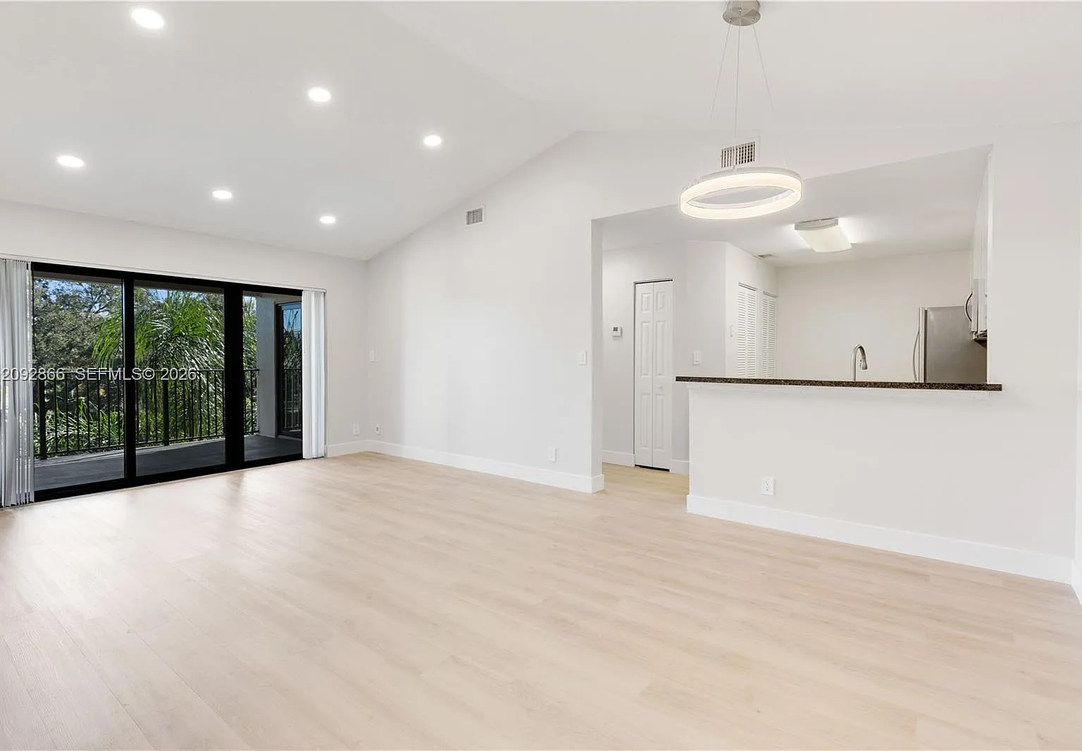 Grand Marquis Condo — Photo 2
