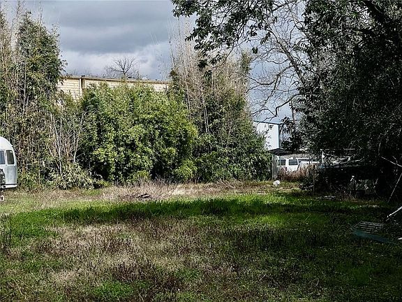 4th image of 4551 Burgundy St