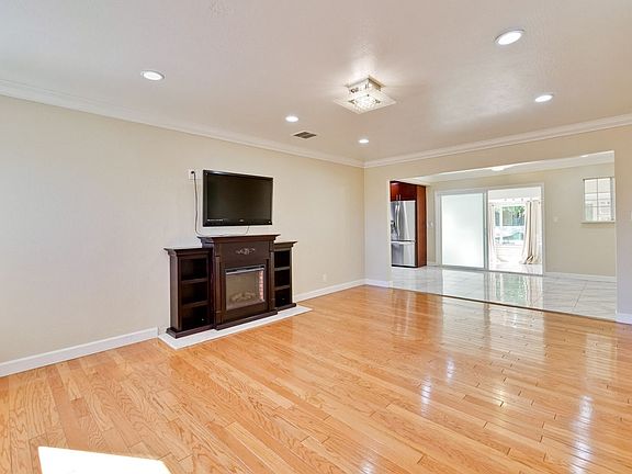 3rd image of 4728 Parkwest Dr