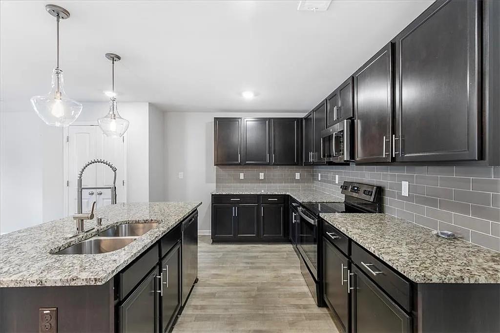 4 bed, 2.5 bath, 2322 sqft, $2,750 — Photo 2