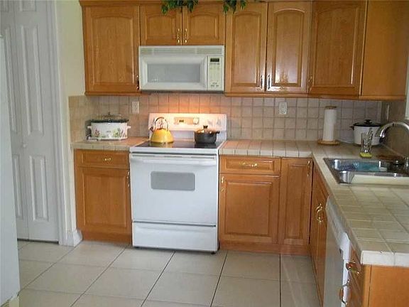 4th image of 16032 SW 84th Ct