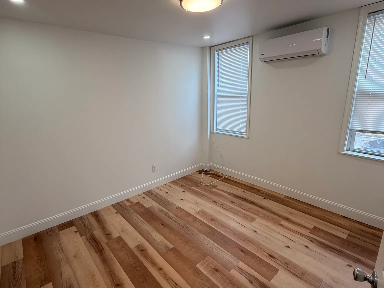 5435 Addison St — Photo 4