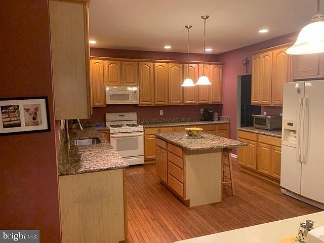 2nd image of 205 Oak Creek Cir
