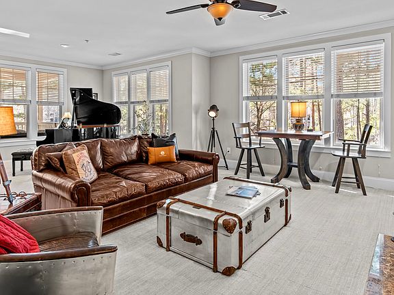 4th image of 1030 E Creekside