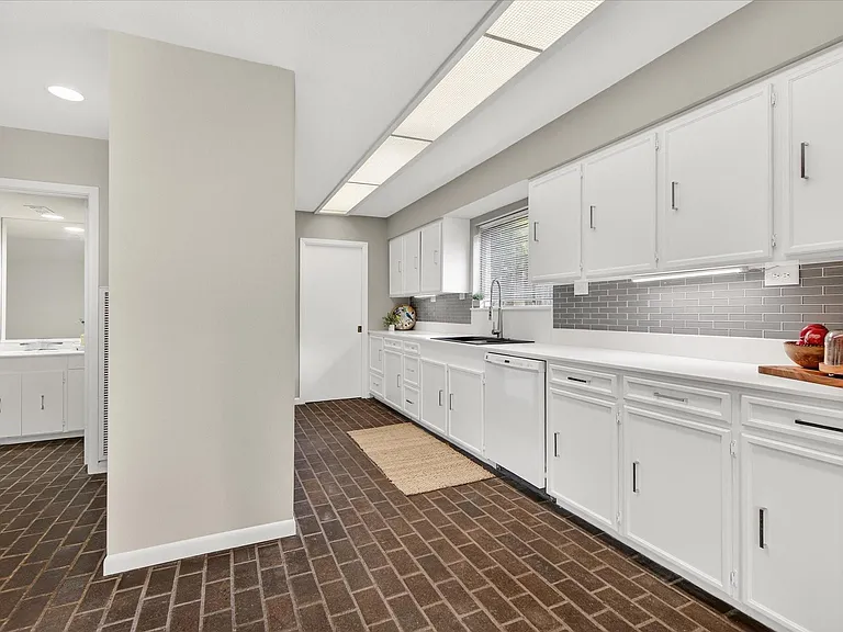 147 Valley Dr — Photo 18