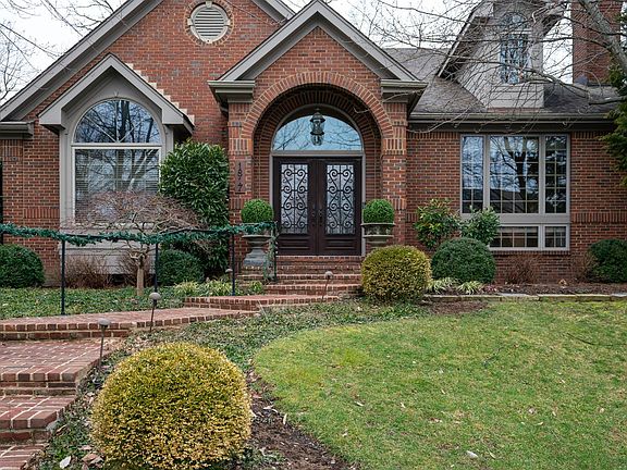 2nd image of 1817 Saint Ives Cir