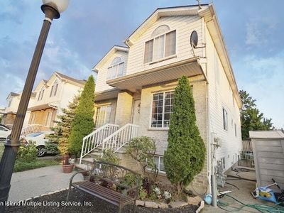 22 Moonlight Ct, Staten Island, NY, 10314
