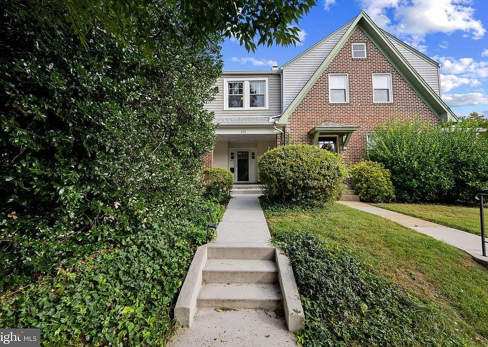 432 Kenneth Sq