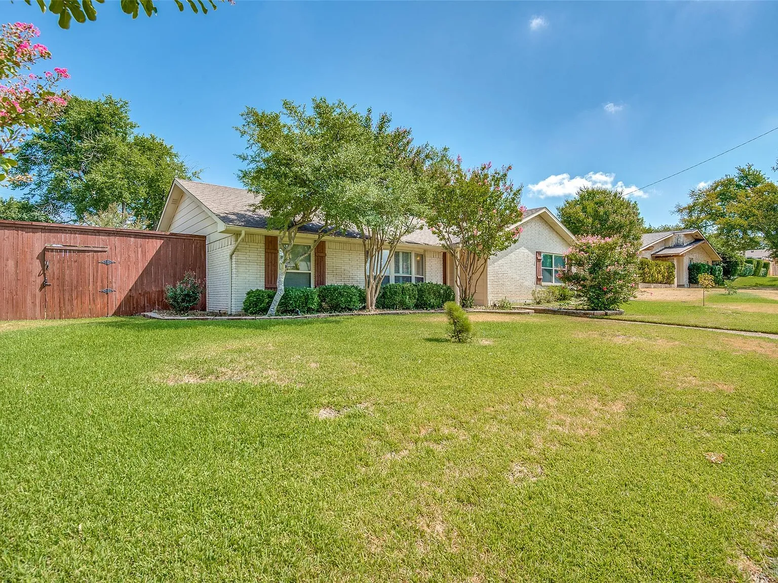3 bed, 2369 sqft, $3,200 — Photo 3