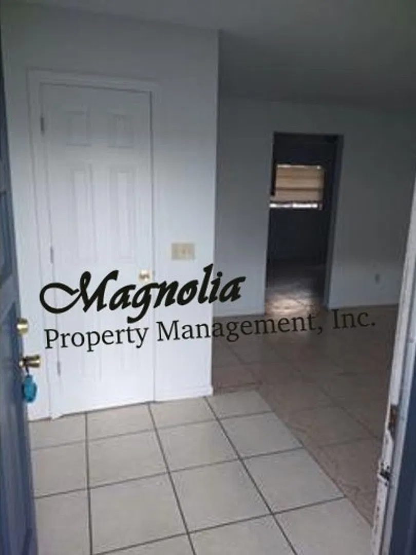 2/1 Duplex in Longwood — Photo 2