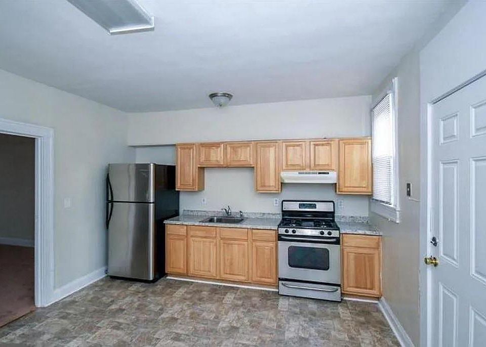 2nd image of 3201 Kenyon Ave