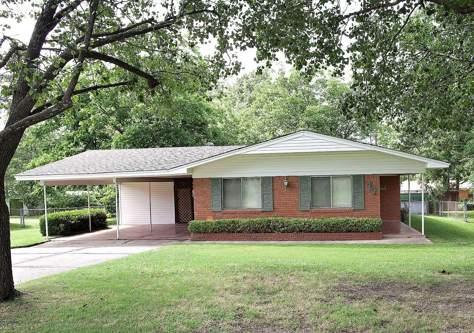 For Rent Spacious Home Next to Spring Lake Park! — Photo 1