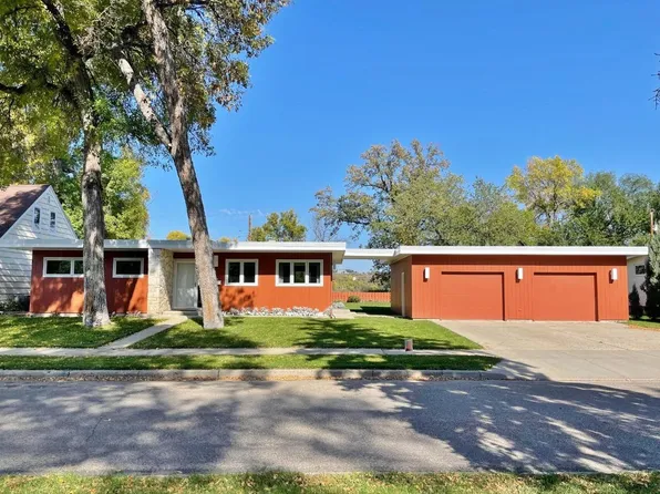 1028 W Central Ave, Minot, ND 58701