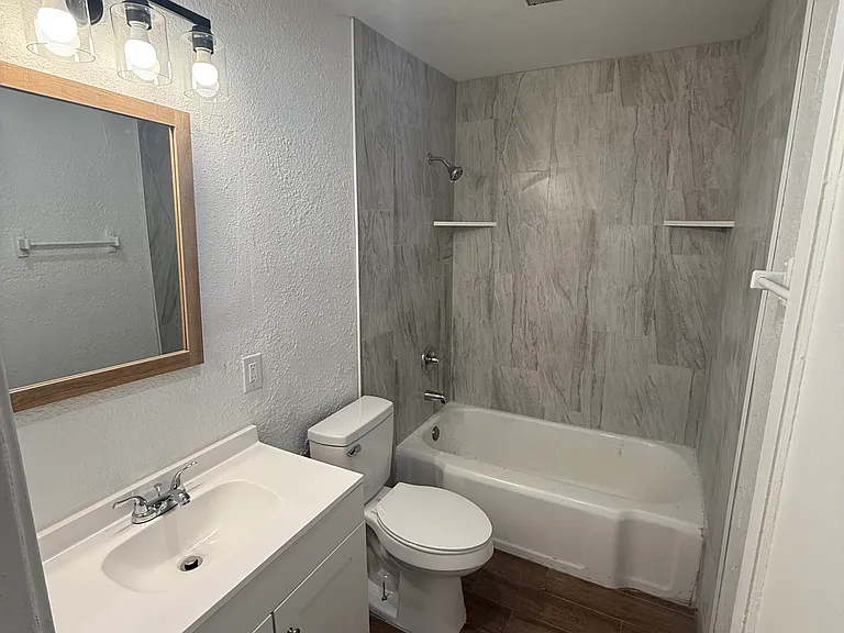 205 W Peach St — Photo 4