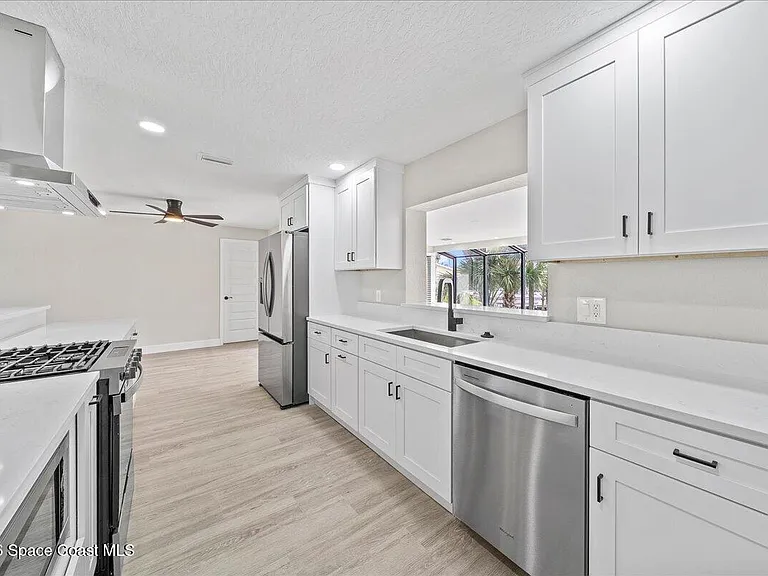 540 Albatross St — Photo 3