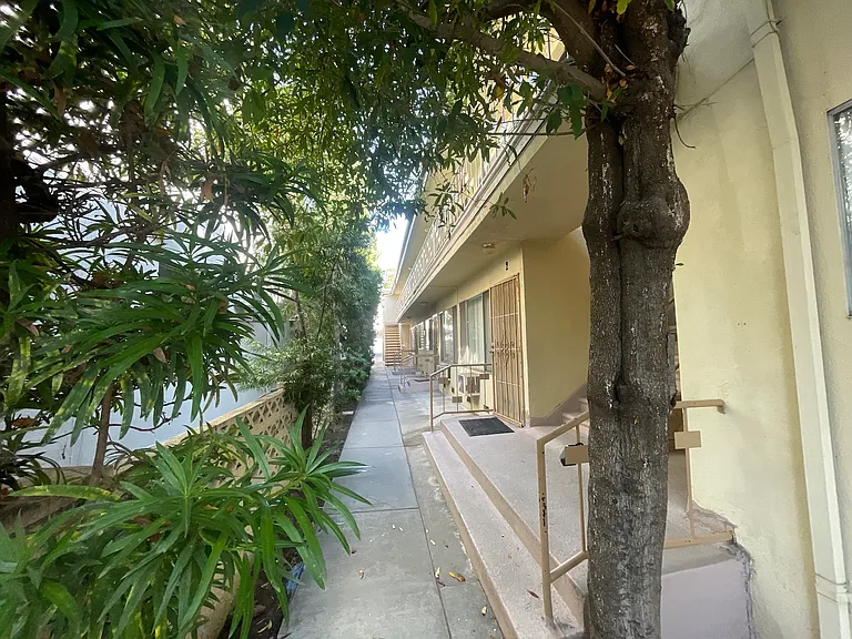N Hayworth Ave — Photo 13