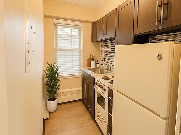 4th image of 2040 Saunders Ave APT 304