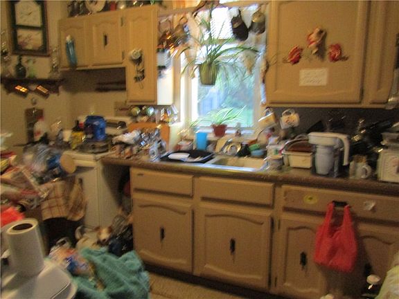 3rd image of 622-624 Kingview Rd