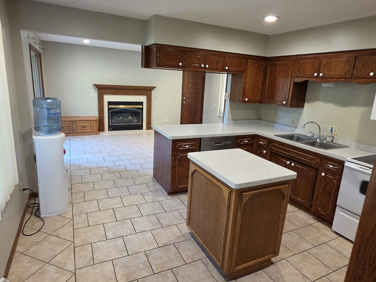 4 bed, 2400 sqft, $2,500 — Photo 2