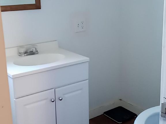 Bathroom (Sink view)