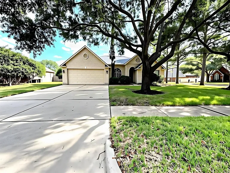 1423 Greenway Village Dr — Photo 1