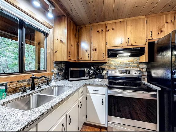 2nd image of 120 Woodglen Ct