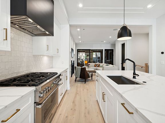 5th image of 2236 N Kenmore Ave #1S
