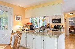 Eat-in area to kitchen