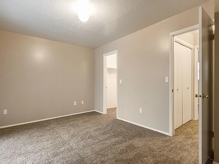 4574 S 700 E — Photo 23