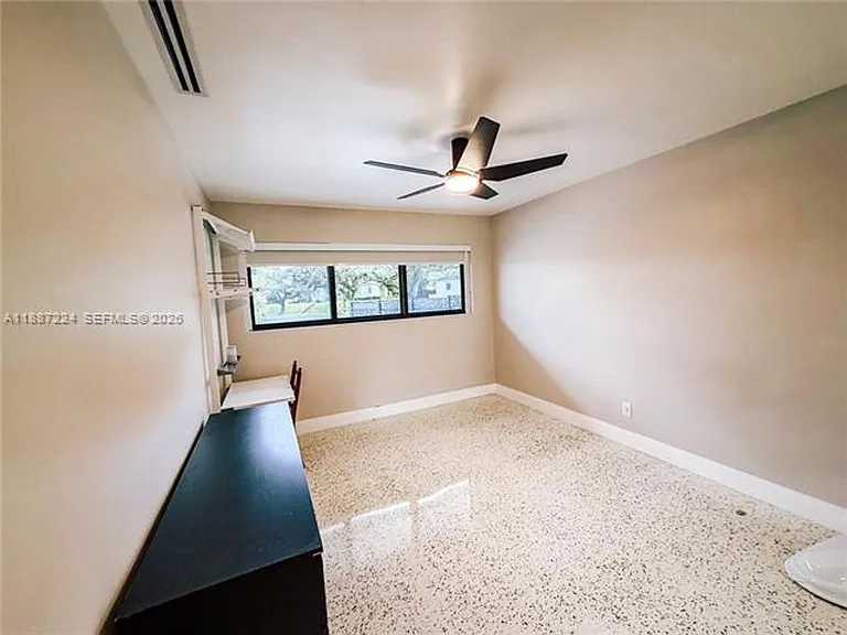 425 NE 103rd St — Photo 39