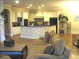 4th image of 204 Versailles Ln