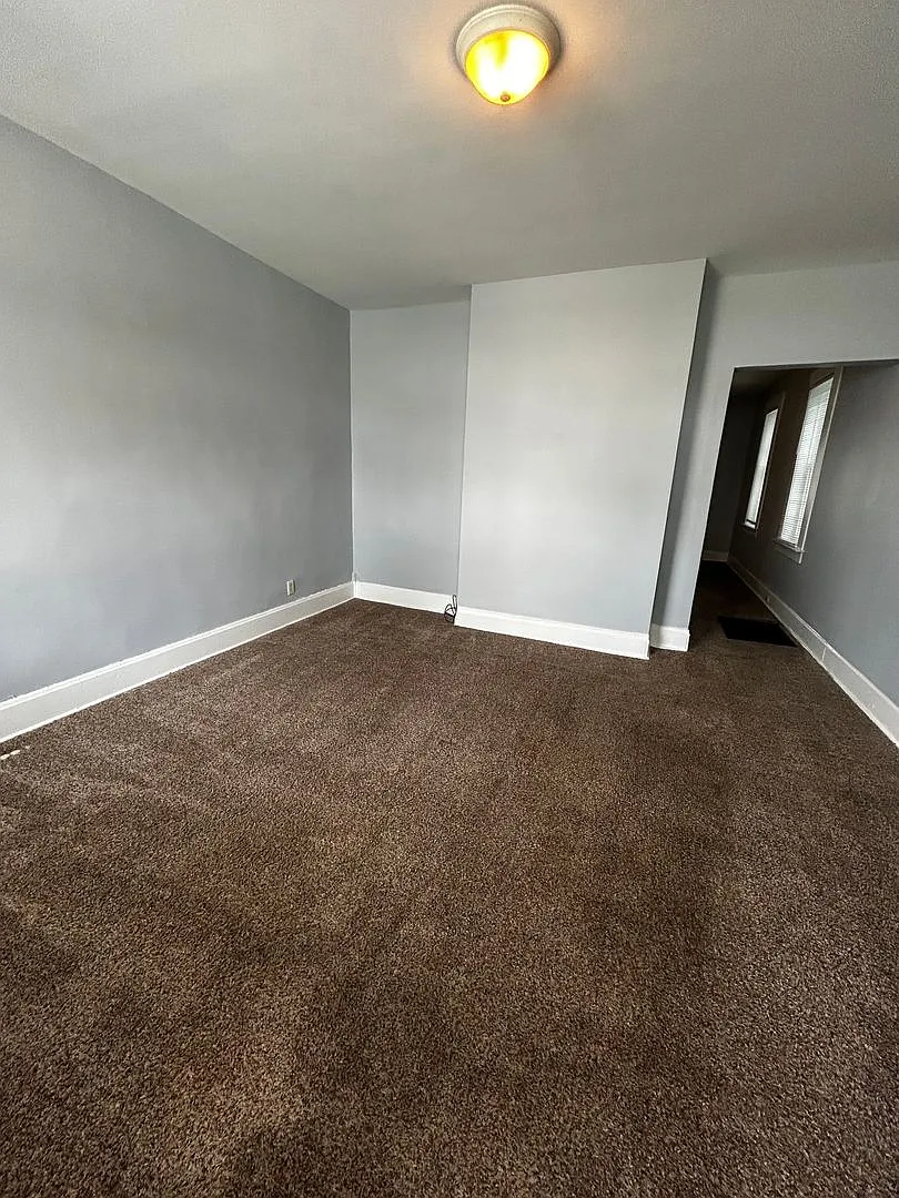 Spacious 1 Bedroom 1/2 Double with Basement & Extra Room — Photo 2