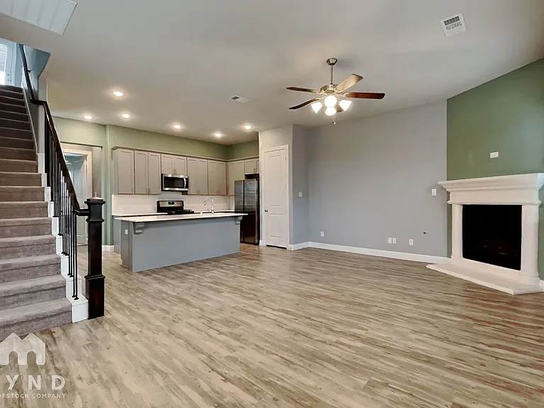 4254 Shavano Dr — Photo 3