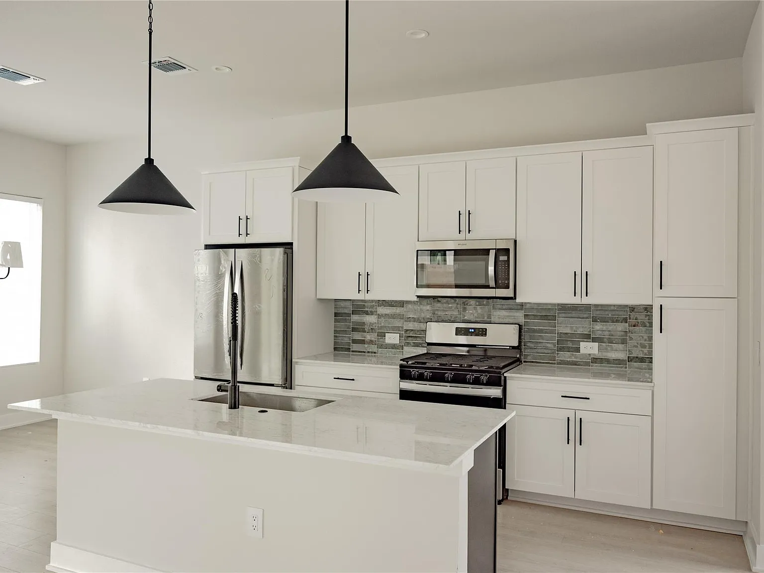 4 bed, 3.0 bath, 2300 sqft, $3,750 — Photo 3