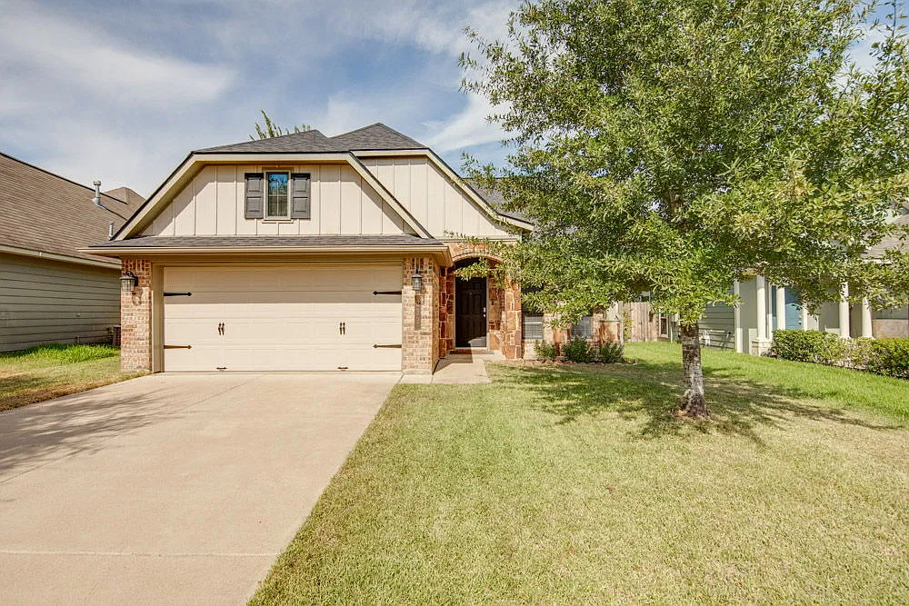 3 bed, 2.0 bath, 1415 sqft, $2,200 — Photo 1