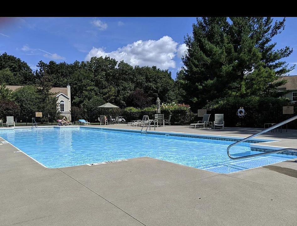 1st image of 4607 Foxwood Dr S #4607